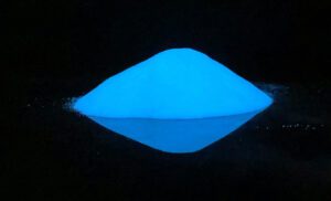 كيف يعمل مسحوق الصبغة المتوهج في الظلام 7 عرض صورة لمسحوق السماء الزرقاء.