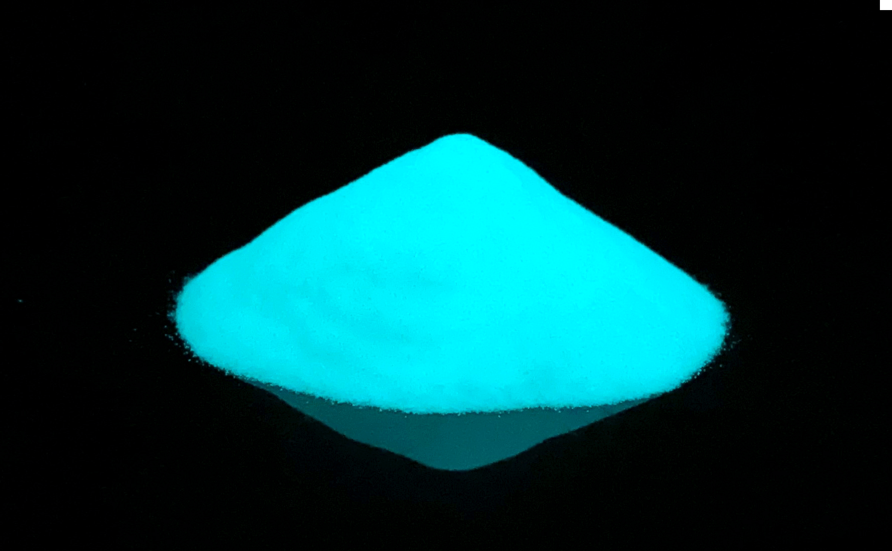 Cómo usar polvos que brillan en la oscuridad en Tumbler 6 Una imagen que muestra el efecto brillante del polvo azul verdoso que brilla en la oscuridad.