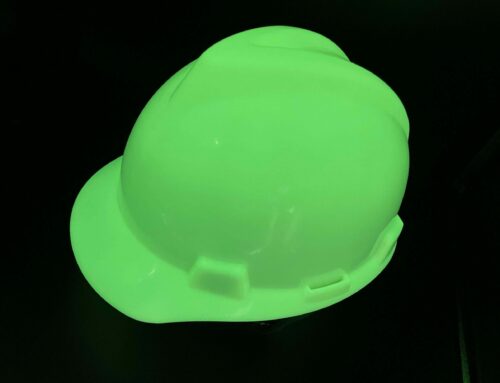 YGHシリーズの暗闇で光る顔料をヘルメットに塗布する