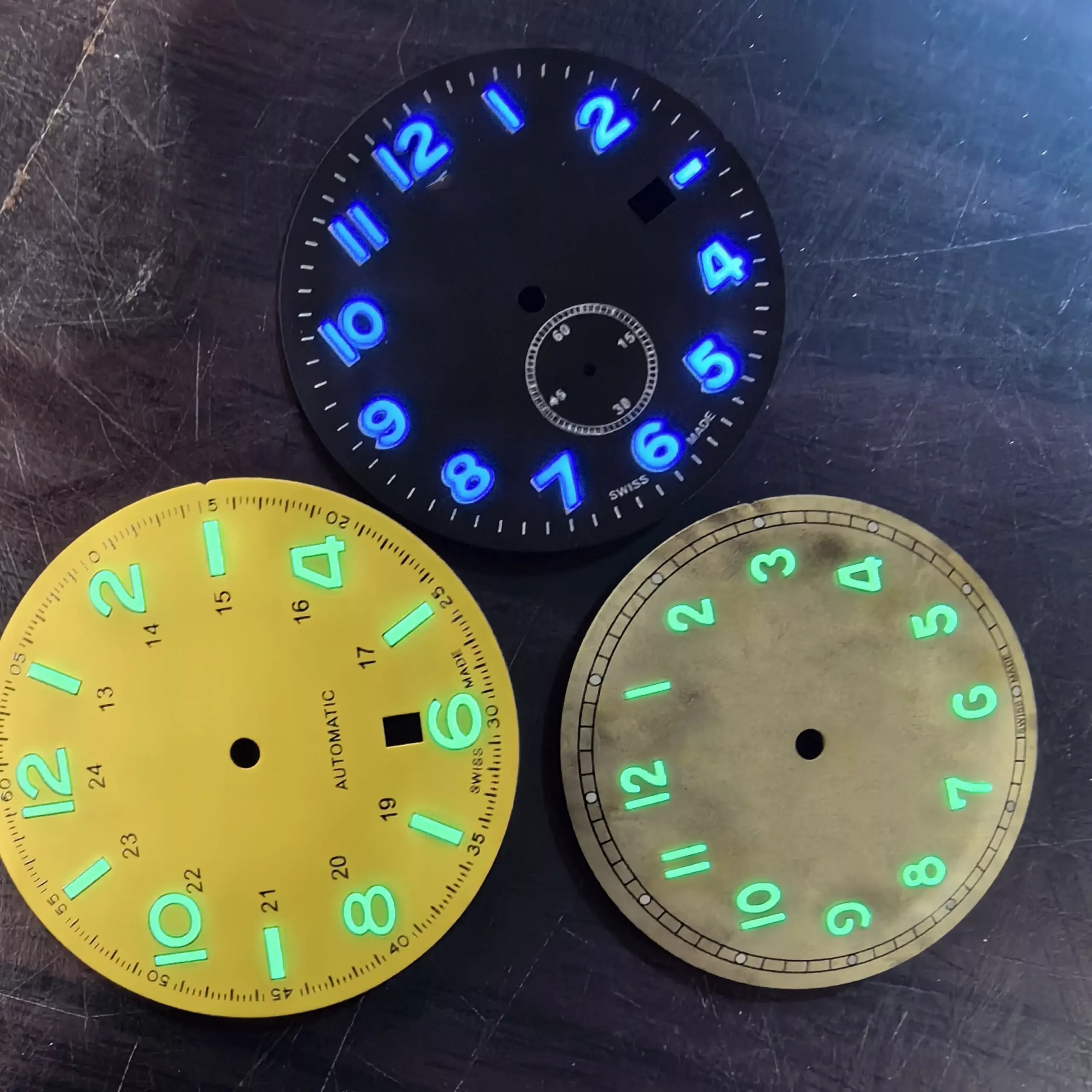 Glow in the Dark Powder Supplier – Bulk Photoluminescent Pigment & Expert Guide 35 Close-up of a watch dial featuring luminous hour markers for easy reading in the dark