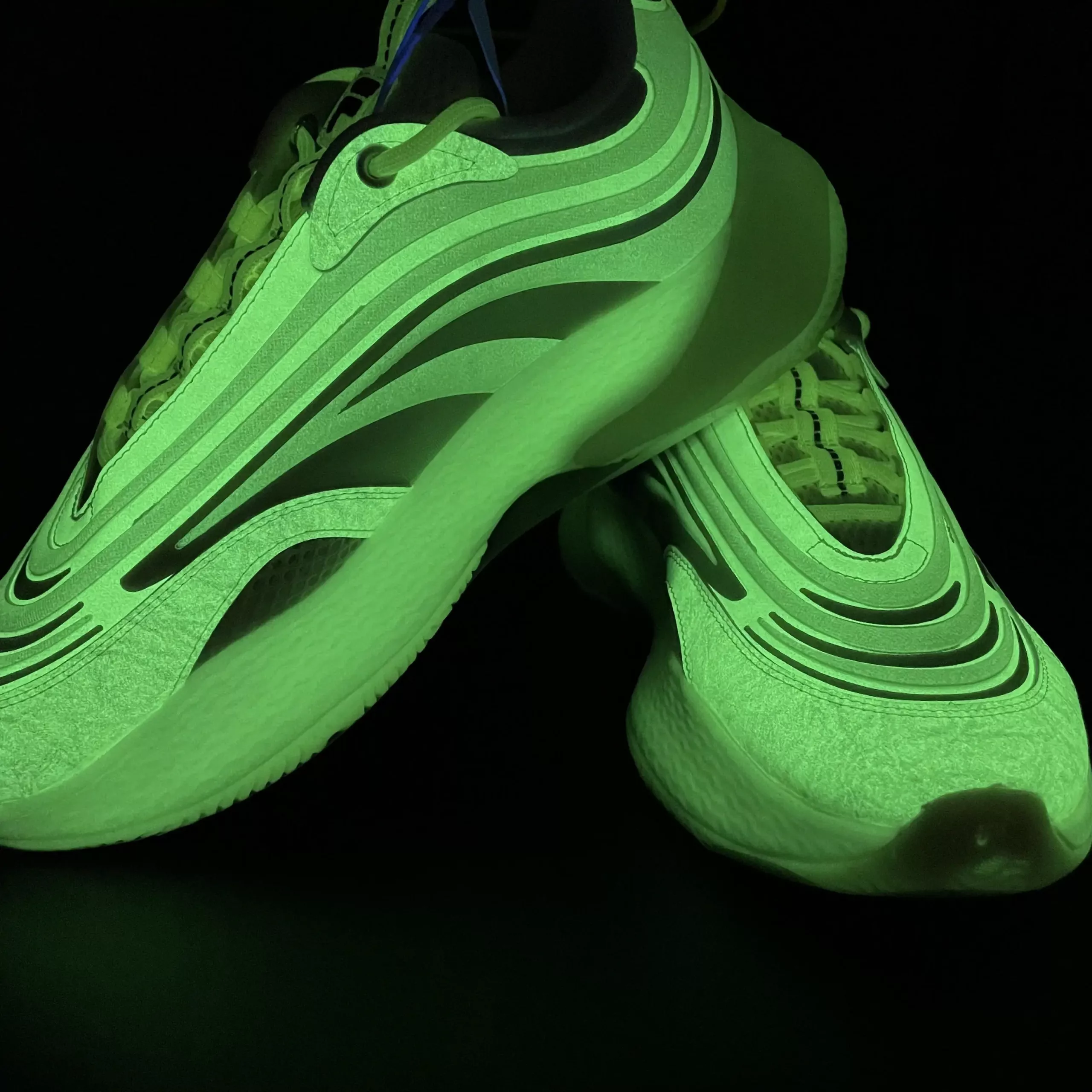 Glow in the Dark Powder Supplier – Bulk Photoluminescent Pigment & Expert Guide 20 Glow-in-the-dark sports shoes for nighttime running and outdoor activities
